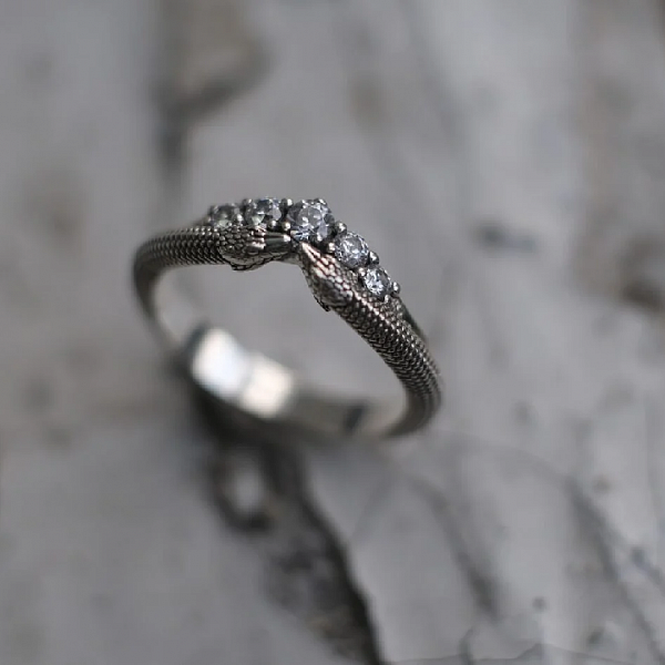 Кольцо Kate Snap "Змеи c камнями" фианит