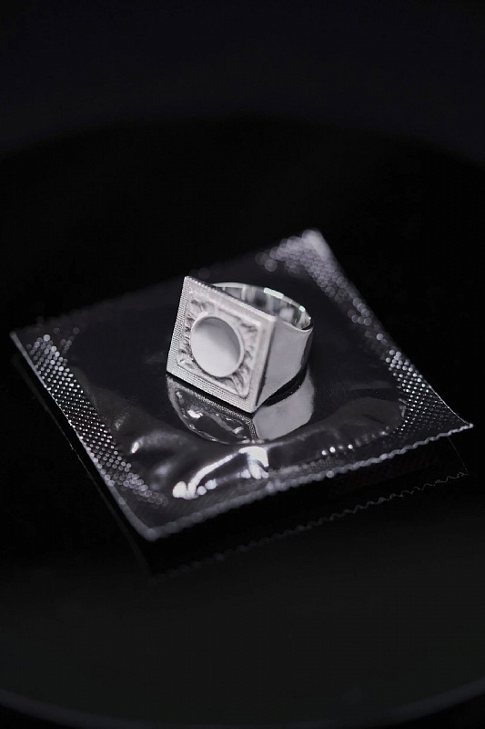 Печатка Kate Snap "Презерватив"