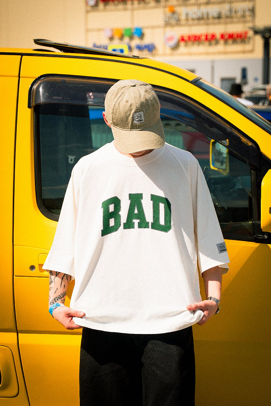 Футболка THE BAD FRIENDS "BAD" raglan 260гр экрю/зеленый
